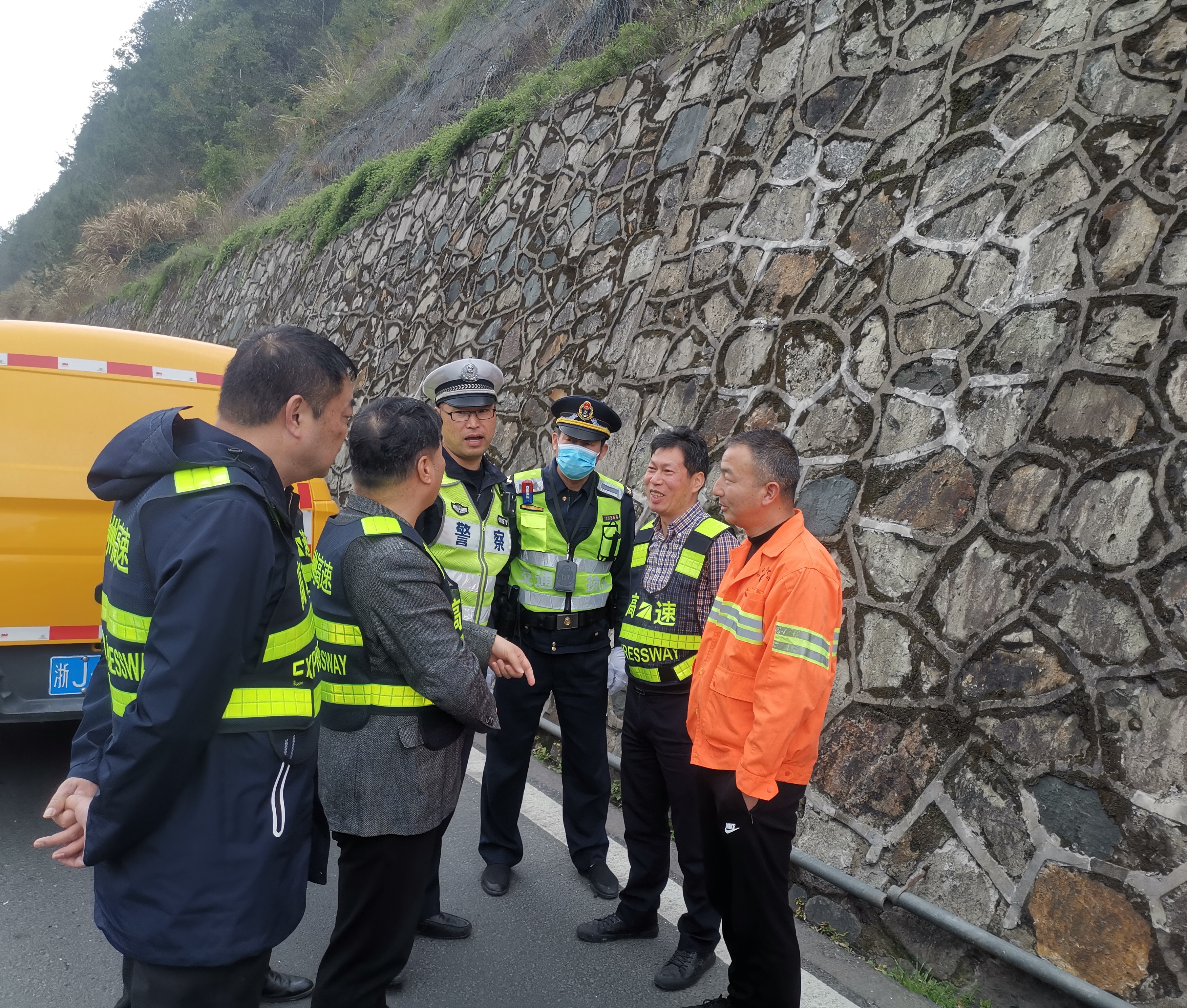 圖為對高邊坡進(jìn)行檢查楊金梁攝 (2).jpg