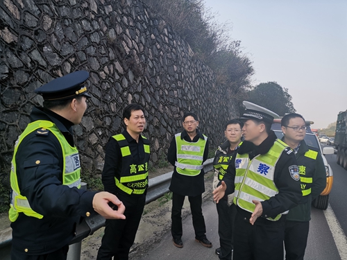 20190424道路、隧道安全組對(duì)沿線開(kāi)展節(jié)前暨防汛防臺(tái)安全檢查 圖為檢查組一行對(duì)高邊坡進(jìn)行安全檢查_(kāi)副本.jpg