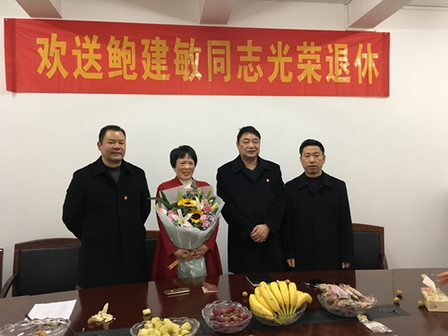 歡送會(huì)上領(lǐng)導(dǎo)合影_副本.jpg
