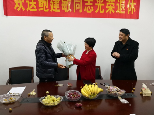 隊(duì)長(zhǎng)送花金先華攝_副本.jpg